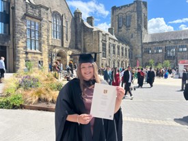 Lois Elan Jones gyda'i thystysgrif graddio