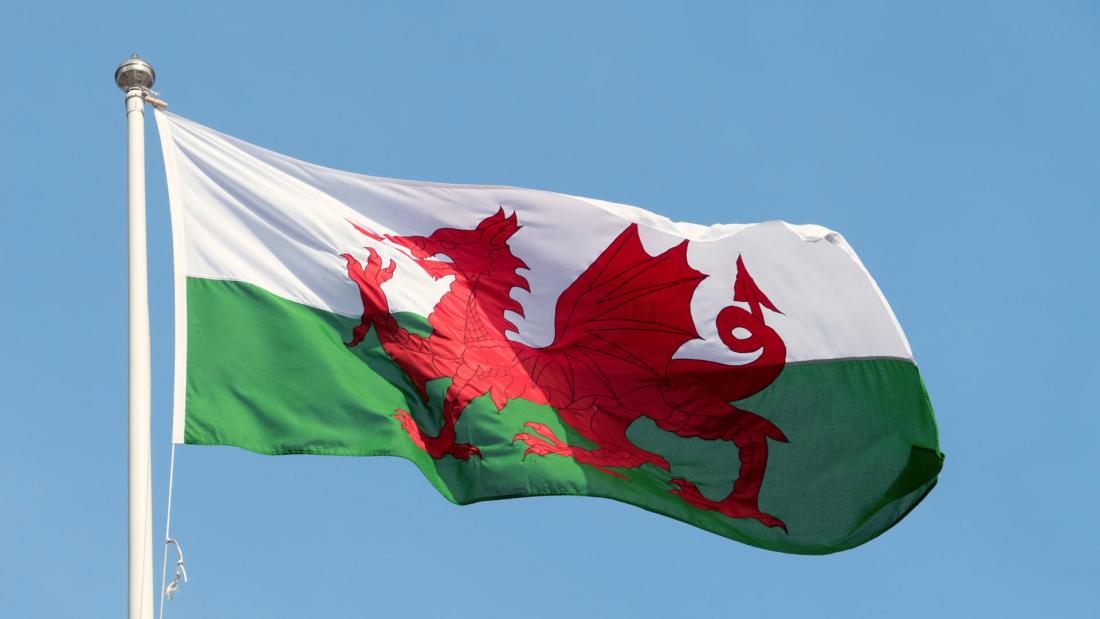 Baner Cymru yn chwifio