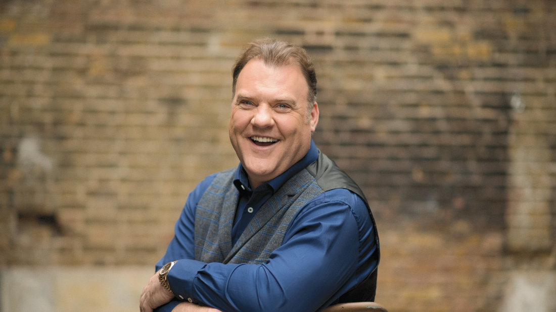 Llun pen ac ysgwyddau o Syr Bryn Terfel