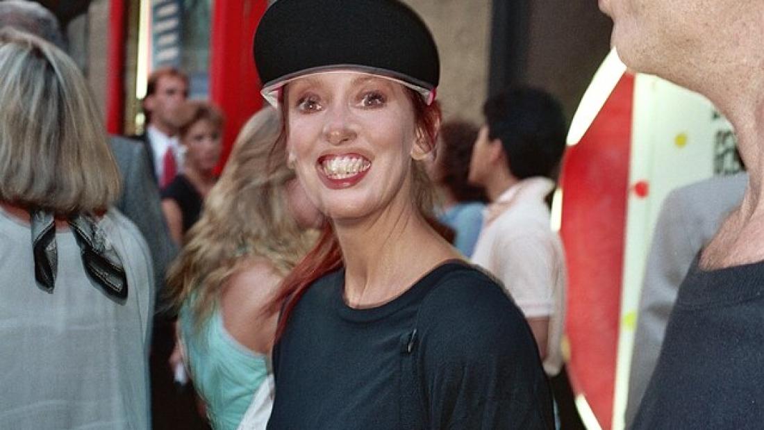Shelley Duvall wearing large black hat