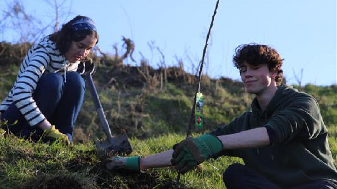 students have been volunteering with Undeb Bangor, Bangor University’s Students’ Union, to help the community restore the area. 