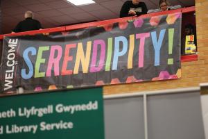 Baner Serendipedd yn ystod y Ffair Serendipedd yn yr Wythnos Groeso