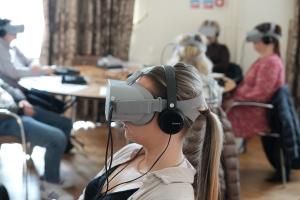 Merch yn edrych ar senario trwy dechneoleg VR