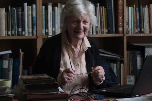 Dr Mary Oldham yn y Llyfrgell yn Neuadd Gregynog