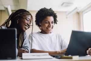 2 students working together on laptop