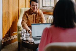 Student and supervisor with a laptop