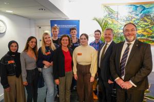 First Minister Eluned Morgan with Jeremy Miles MS, the Vice-Chancellor and medical students at the launch of the North Wales Medical School