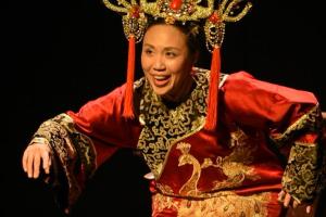 Picture of a lady in traditional Chinese dress