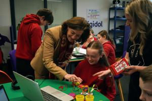 Welsh First minister with school pupils 