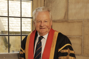 Ffotograff o'r Arglwydd Dafydd Elis-Thomas yn ei wisg academaidd