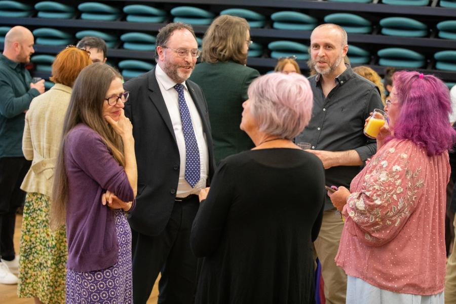 Cyn-fyfyrwyr a'r Is-ganghellor yn mwynhau'r derbyniad / Alumni and Vice-Chancellor enjoying the reception