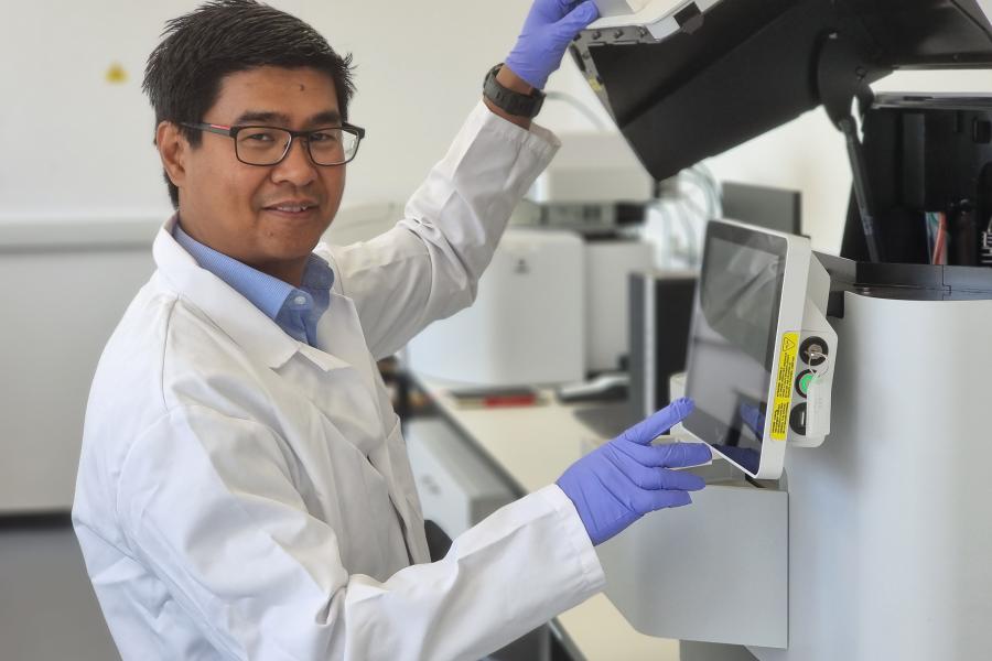 Image of Dr Walter Villanueva in the laboratory  