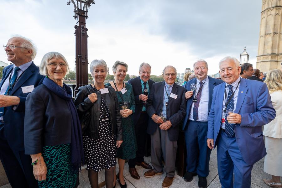 Cyn-fyfyrwyr ar y teras / Alumni on the terrace