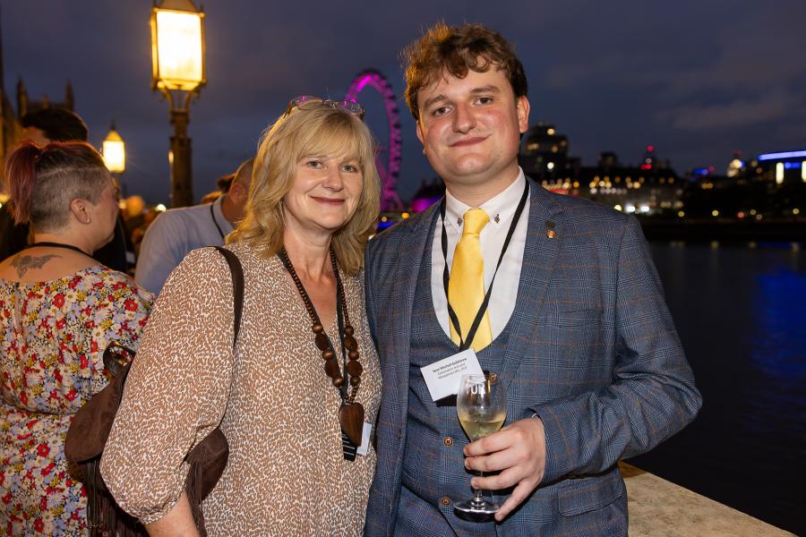 Cyn-fyfyrwyr ar y teras / Alumni on the terrace