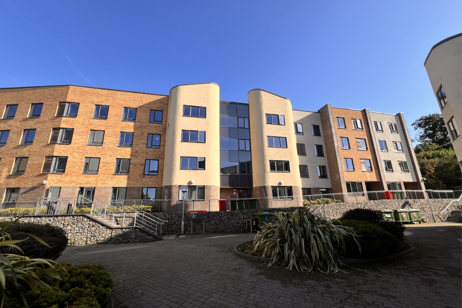 11 Ffordd Tudno building with blue sky