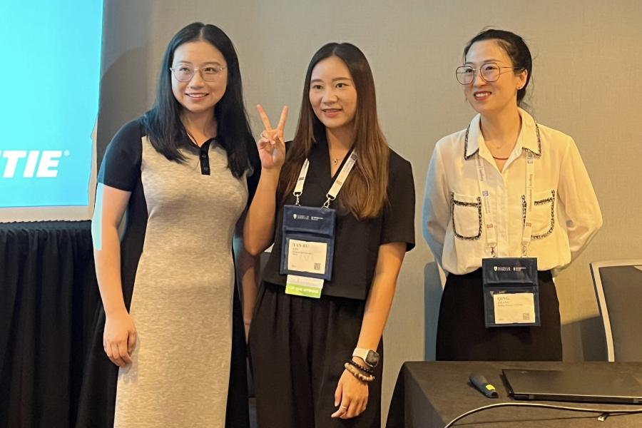 Junyu Zhou attending the AoM meeting in Chicago