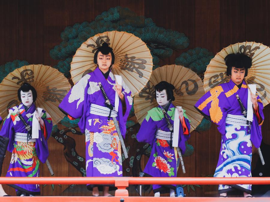Kabuki yn Tokyo mewn gwisgoedd lliwgar piws