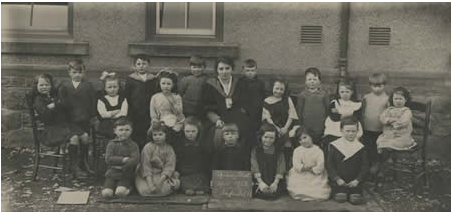 A photograph of a class in Cefnfaes School, Bethesda, in April 1922